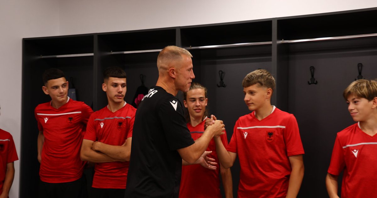 Bekim Balaj zhvillon seancë stërvitore dhe takim të hapur me futbollistët e rinj