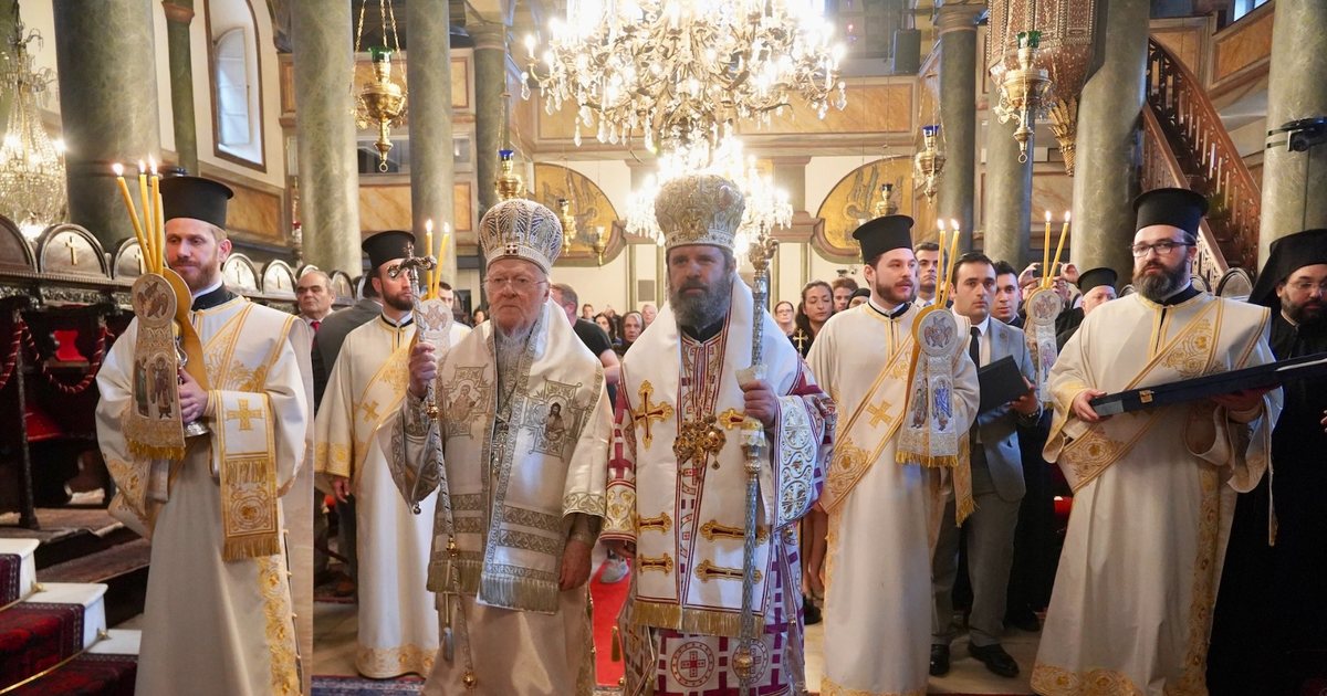 FOTO  Mesha hyjnore në Kishën e Shën Gjergjit me Kryepiskopin Joan dhe Patriarkun Ekumenik Vartholome