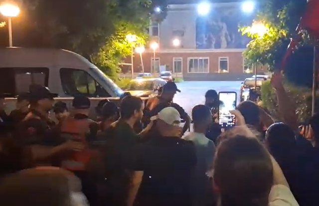 Pas ndeshjes, protestuesit zhvendosen te selia e PD-s&euml;: Opozit&euml; e