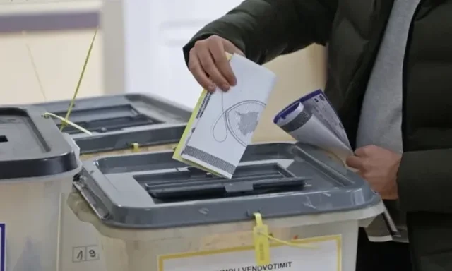P&euml;rdit&euml;sohen shifrat/ Ja sa qytetar&euml; kan&euml; votuar n&euml;