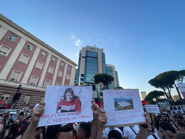 FOTOLAJM/ "E v&euml;rteta nuk varroset", protestuesit pankarta