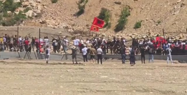 Protesta n&euml; Rrjoll/ Banor&euml;t p&euml;rplasen me policin&euml;, prishin