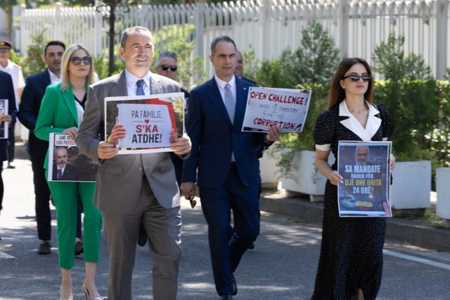 FOTOLAJM/ Deputetët demokratë në Kuvend me pankarta në duar,